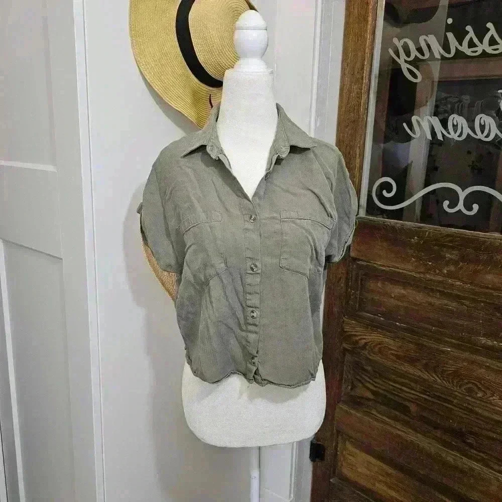 Thread and Supply Women's Size S Button-up Crop Shirt